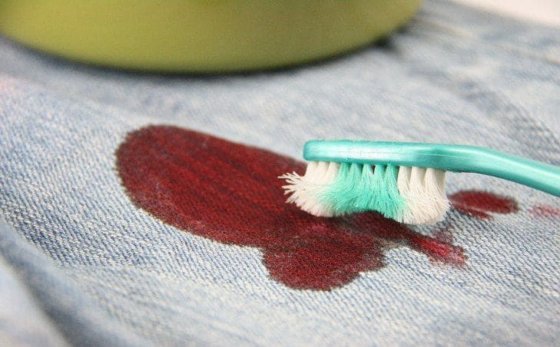 Как отмыть пятна крови с ткани без химчистки?