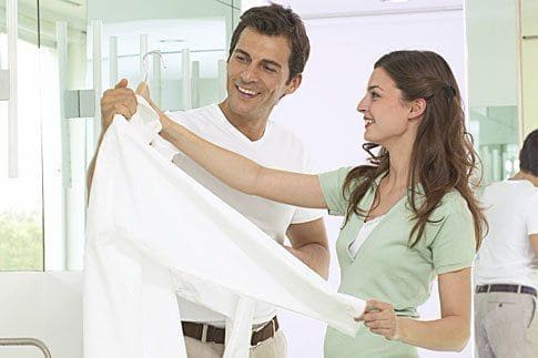Как кипятить белую рубашку и вернуть белоснежный вид