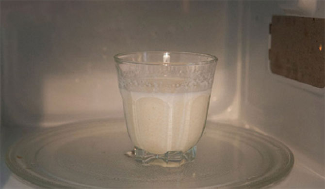Можно греть кефир. Молоко в микроволновке. Молоко кипяченое в стакане. Стакан молока в микроволновке. Кружка для молока в микроволновке.