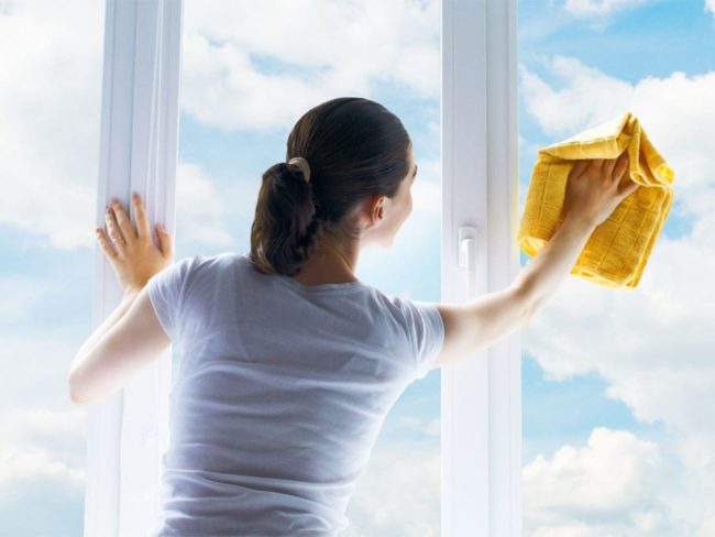 Рекомендации и способы, как быстро вымыть окно