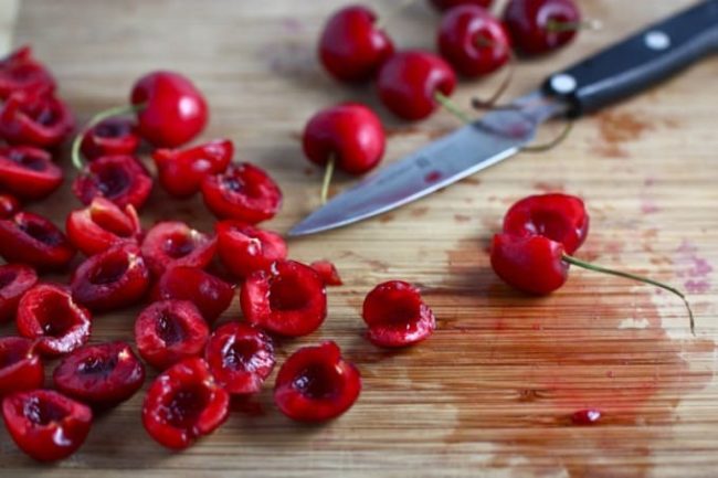 Как вывести пятно от вишни без химчистки подручными средствами