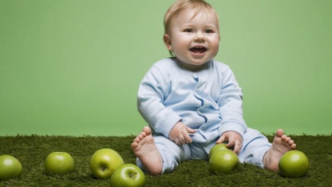 Как отстирать яблоки с детской одежды: эффективные способы в помощь заботливым мамам