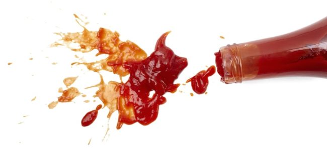 Чем вывести пятно от кетчупа с белой и цветной ткани