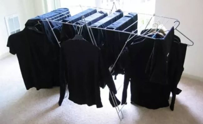Как правильно стирать черную одежду, чтобы она долго оставалась угольно-черной?