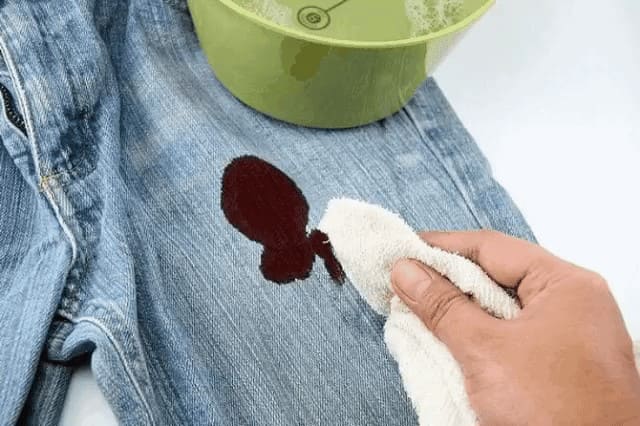 Как отстирать засохшие пятна крови с одежды?