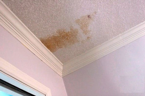 Как убрать пятна с потолка после затопления своими руками?