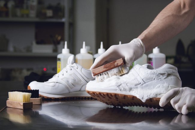 Как правильно стирать белые кроссовки