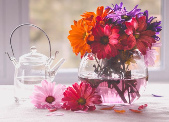 Сохранение свежести цветов в вазе: рекомендации флористов