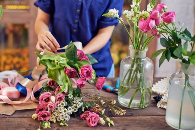 Сохранение свежести цветов в вазе: рекомендации флористов