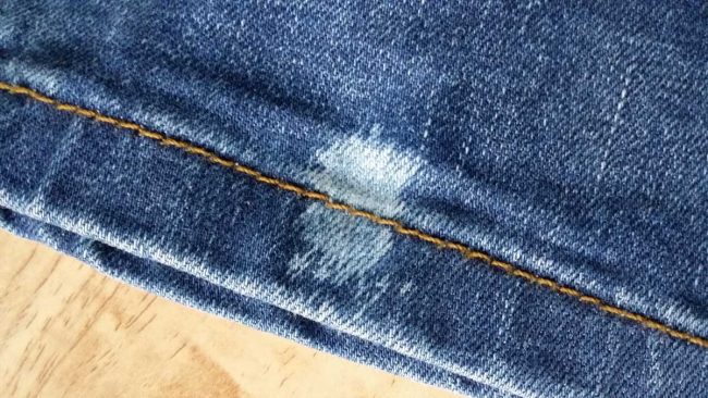 Пятно на джинсах: стоит ли закрашивать и чем