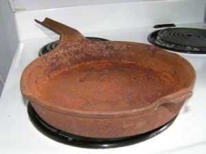 Как очистить чугунную сковороду от ржавчины и пятен?