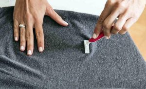 8 способов: как убрать катышки с одежды без машинки и с ее применением