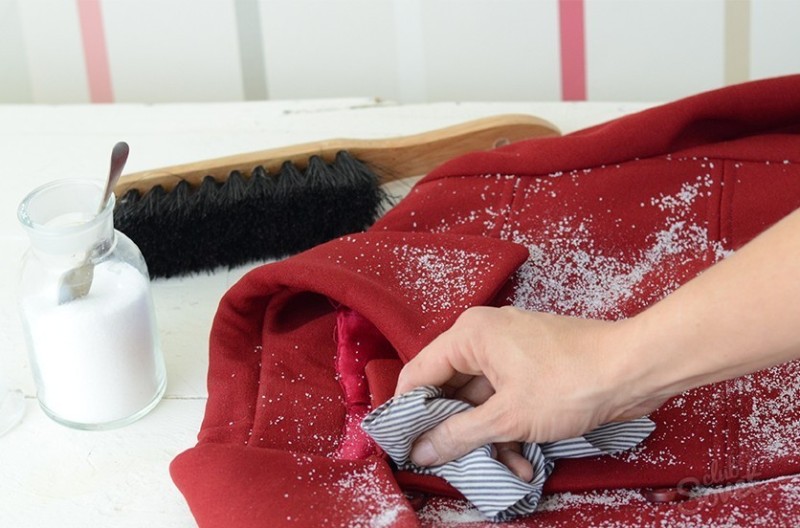 Почему ворсинки и пыль прилипают к одежде при чистке волосяной щеткой